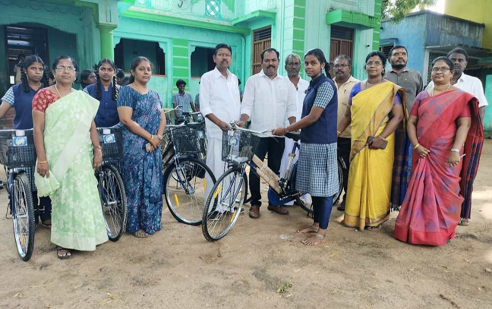ஆத்தூர் அரசு மேல்நிலைப் பள்ளியில் மாணவ, மாணவிகளுக்கு தமிழக அரசின் விலையில்லா இலவச மிதிவண்டிகள் வழங்கப்பட்டது