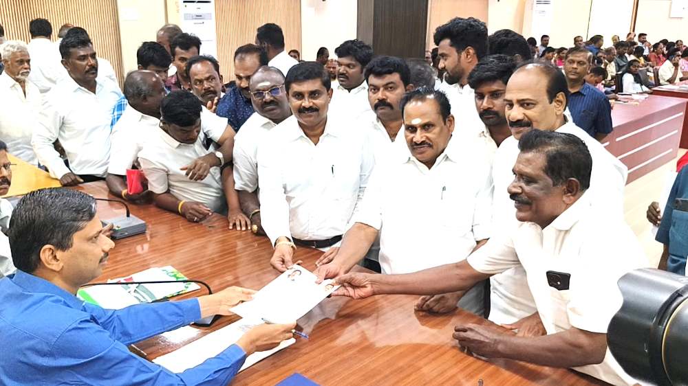 தூத்துக்குடியில் பழமை வாய்ந்த சிந்தாயாத்திரை மாதா ஆலயத்திற்கு அரசு பட்டா வழங்க வேண்டும் - முன்னாள் அமைச்சர் கலெக்டரிடம் மனு.!.