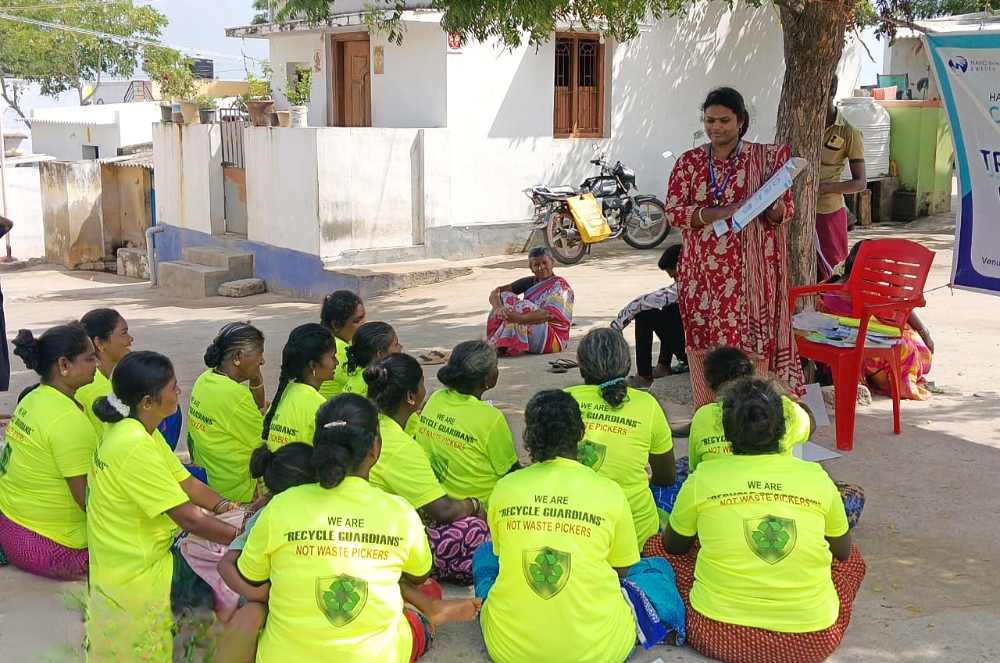 கோவில்பட்டியில் பிளாஸ்டிக் குப்பைகளை சேகரித்து தரம் பிரித்து பூமிக்கு உதவும் மறுசுழற்சி பாதுகாவலர்களுக்கான பயிற்சி முகாம்