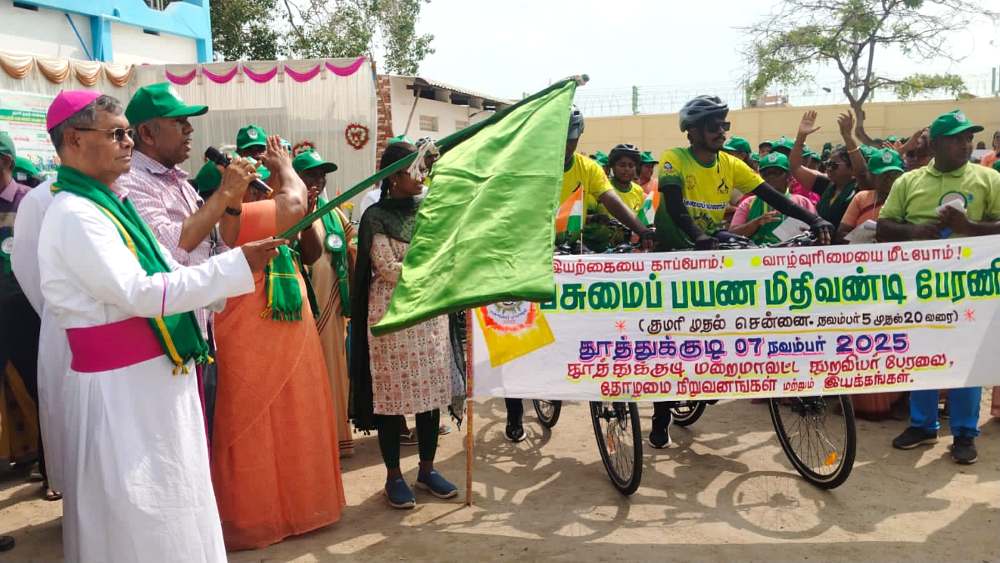 தூத்துக்குடியில் மாபெரும் பசுமைப் பயண மிதிவண்டி பேரணி - ஆயர் ஸ்டீபன் கொடியசைத்து தொடங்கி வைத்தார் 