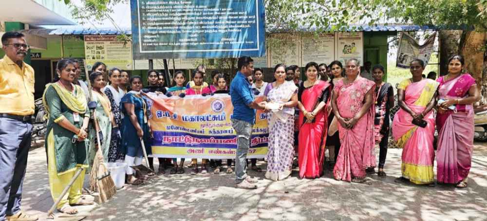 தூத்துக்குடி கல்லூரி மாணவிகள், ஆரம்ப சுகாதார நிலையத்தில் தூய்மை பணி