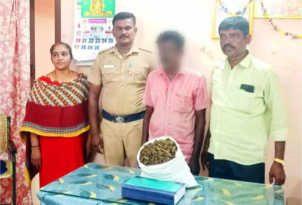 தூத்துக்குடியில் 2 கிலோ 100 கிராம் கஞ்சாவுடன் ஒருவர் கைது -  கஞ்சா, பணம் மற்றும் பைக் பறிமுதல் 