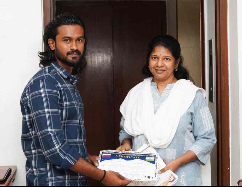 ரஷ்யா மலைச்சிகரத்தின் மீது ஏறி சாதனை படைத்த தூத்துக்குடி மாவட்ட வீரருக்கு கனிமொழி கருணாநிதி எம்.பி வாழ்த்து