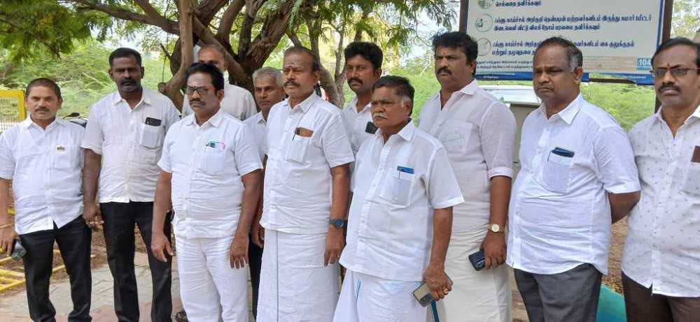 இருமுறை அபராதம் விதிப்பதை தடை- தூத்துக்குடி மாவட்ட ஆட்சியா் அலுவலகத்தில் வணிகா்கள் மனு