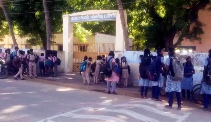 தூத்துக்குடி அருகே அரசு பள்ளிக்கு பூட்டு போடப்பட்டதால் மாணவ, மாணவிகள் தவிப்பு 