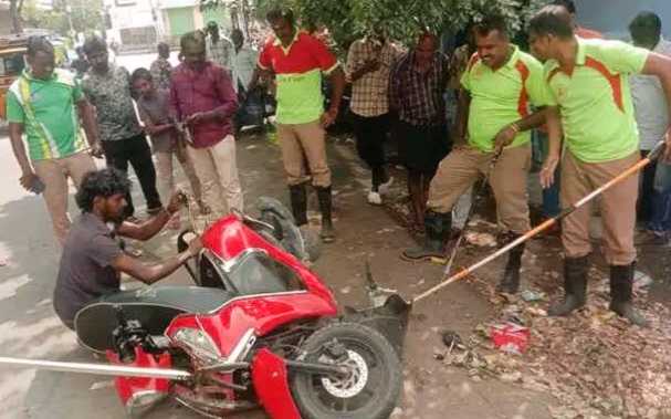 தூத்துக்குடியில் ஒர்க்&zwnj; ஷாப்பில் நிறுத்தி வைத்திருந்த பைக்கில் நல்ல பாம்பு பதுங்கி இருந்ததால் பரபரப்பு 