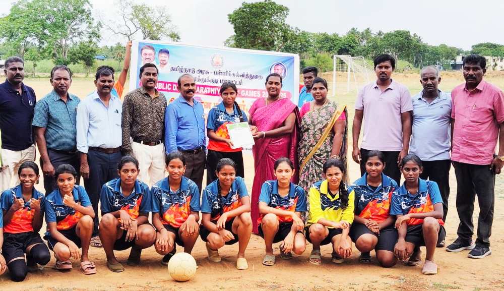 தூத்துக்குடி: மாவட்ட அளவிலான கால்பந்து போட்டிகள் நிறைவு - வெற்றி பெற்ற அணிகளுக்கு சான்றிதழ் 