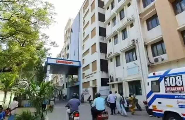 தூத்துக்குடி அரசு மருத்துவமனையில் ஜன்னல் சிலாப் உடைந்து விழுந்ததால் பரபரப்பு