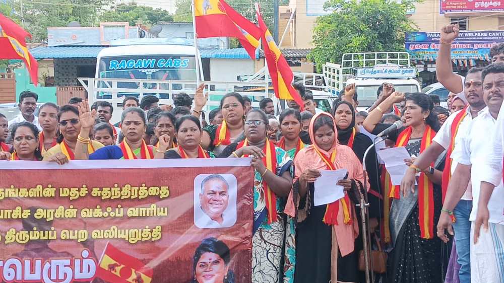வக்ஃபு வாரிய சட்டத் திருத்தத்திற்கு எதிராக 3 அணிகளாக ஆர்ப்பாட்டம் நடத்திய தூத்துக்குடி தவெகவினர்.!.  குழப்பத்தில் தொண்டர்கள்.!. பதட்டத்தில் காவல்துறை.!.