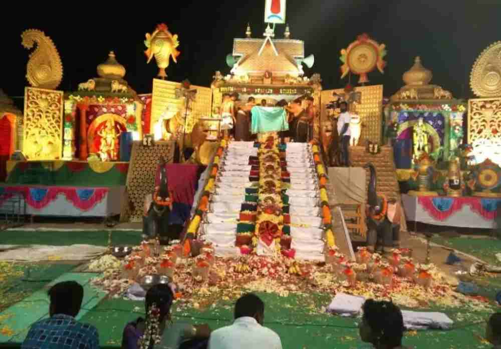 மைக் பிடித்து பாடல் பாடிய ஐயப்ப பக்தர் மின்சாரம் தாக்கி பலி