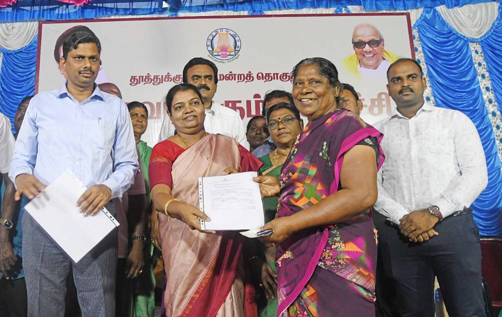 தூத்துக்குடி மாநகராட்சிக்குட்பட்ட பகுதிகளில் வசிக்கும் 151 பயனாளிகளுக்கு கணினி பட்டா - அமைச்சர் கீதா ஜீவன் வழங்கினார் 