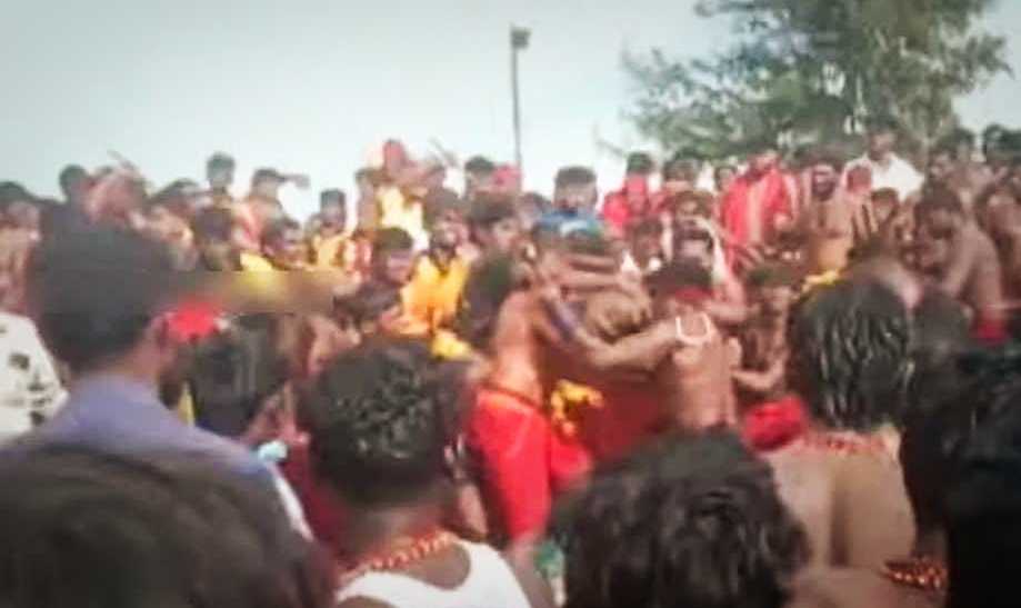 குலசை பக்தர்கள் இடையே கடும் மோதல் - கையில் கிடைத்த பொருட்களை எடுத்து இரு குழுவினரும் அடித்துக்கொண்ட சம்பவம் பெரும் பரபரப்பை ஏற்படுத்தியுள்ளது