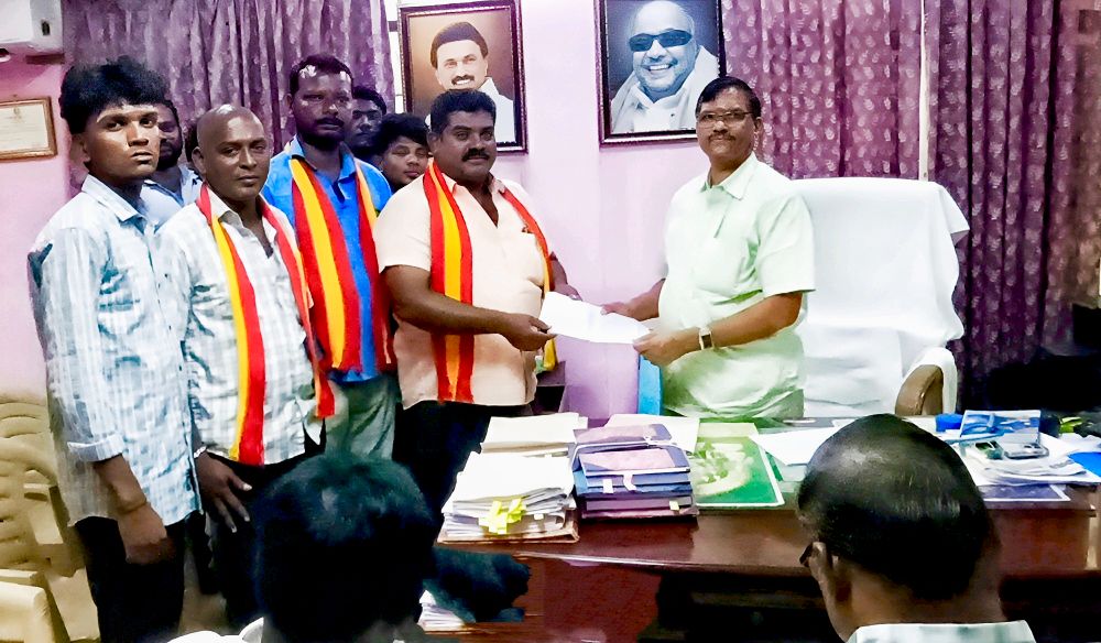 பழுதடைந்துள்ள நெடுஞ்சாலை துறை சாலைகளை சரி செய்யக்கோரி தூத்துக்குடி மாநகர தவெகவினர் மனு 