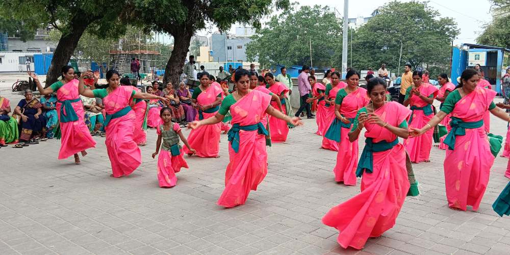 திருச்செந்தூர் சுப்பிரமணிய சுவாமி கோயிலில் திண்டுக்கல் கொங்கு வள்ளி கும்மி குழுவினரின் பாரம்பரிய நடன நிகழ்ச்சி