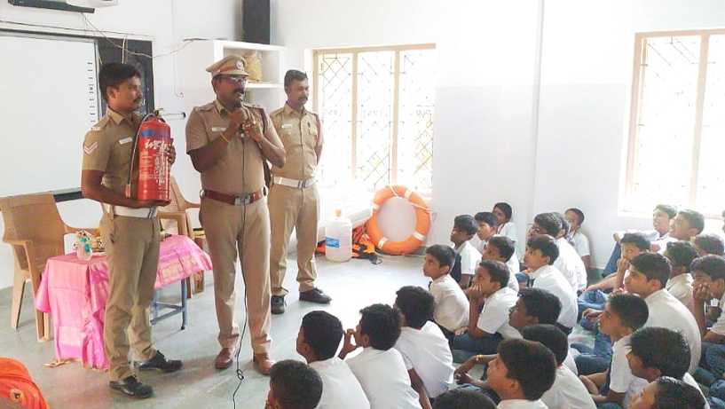 தூத்துக்குடி பள்ளியில் தீயணைப்புத்துறை சார்பாக போலி ஒத்திகைப்பயிற்சி மற்றும் விளக்கவுரை நடைபெற்றது