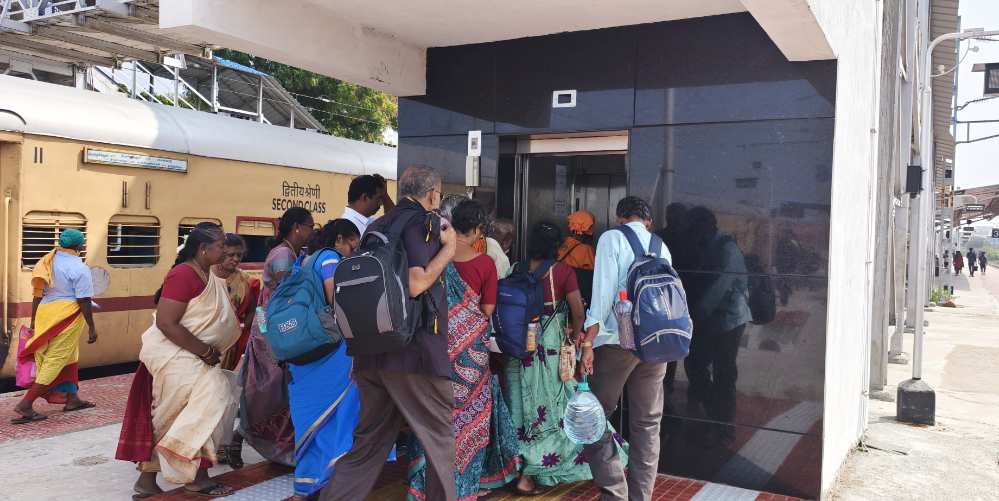 திருச்செந்தூர் ரயில் நிலையத்தில் லிப்ட் வசதி - பயணிகள், பக்தர்கள் மகிழ்ச்சி