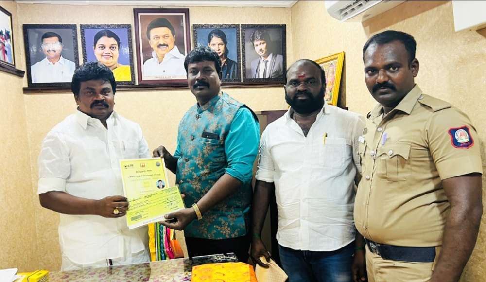 மாநில அரசு விருது பெற்ற இயற்கை ஆர்வலர் ஒன்றியக்குழு துணைத்தலைவர் காசிவிஸ்வநாதனிடம் வாழ்த்துப் பெற்றார்