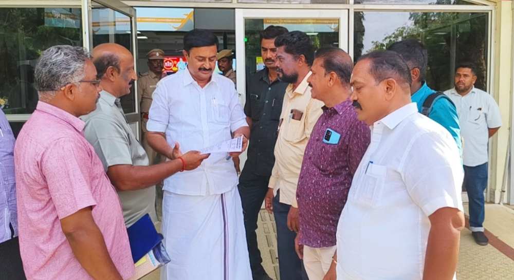 தூத்துக்குடி பிரஸ் கிளப் நிா்வாகிகள் செய்தித்துறை அமைச்சர் சாமிநாதனிடம் கோரிக்கை மனு