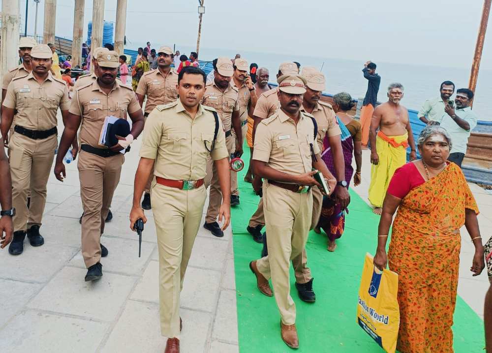 திருச்செந்தூர் கோவில் வளாகம் மற்றும் கடற்கரை பகுதிகளில் எஸ்பி ஆல்பர்ட் ஜான் ஆய்வு