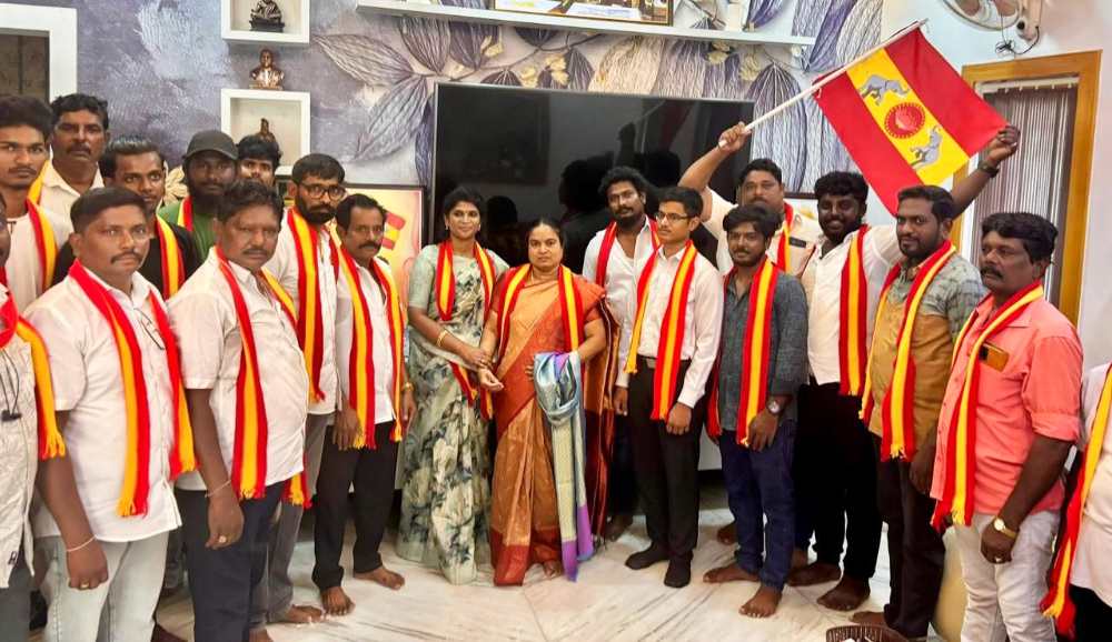 தமிழக வெற்றி  கழகத்தில் இணைந்த அதிமுக முன்னாள் கவுன்சிலர்