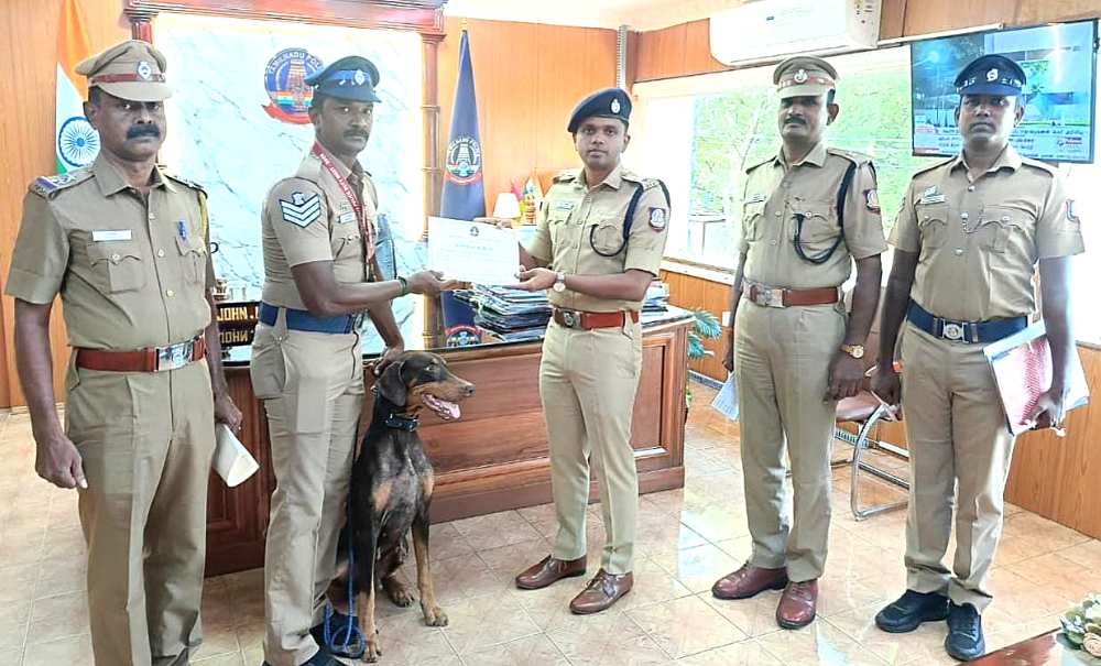 மாநில அளவில் மூன்றாம் இடம் பிடித்த தூத்துக்குடி மோப்பநாய் படை பிரிவினருக்கு மாவட்ட  எஸ்பி ஆல்பர்ட் ஜான் பாராட்டு