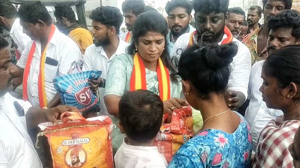தூத்துக்குடி மாநகரப் பகுதி மற்றும் மாப்பிள்ளையூரனி பஞ்சாயத்துக்குட்பட்ட பகுதிகளில் கனமழையால் பாதிக்கப்பட்ட மக்களுக்கு உதவிக்கரம் நீட்டி வரும் தவெக.!