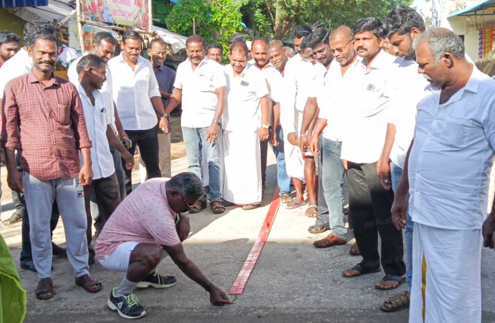 உதயநிதி ஸ்டாலின் துணை முதல்வரானதை யொட்டி ஊராட்சி மன்ற தலைவர் சரவணக்குமார் தலைமையில் பட்டாசு வெடித்து இனிப்பு வழங்கி கொண்டாட்டம்