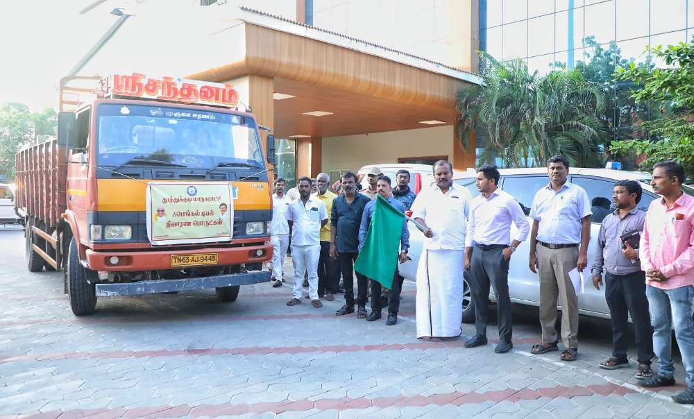 தூத்துக்குடி மாநகராட்சி சாா்பில் கடலூர் மாவட்டத்திற்கு ஃபெஞ்சல் புயலால் பாதிப்பு அடைந்தவர்களுக்கு நிவாரண பொருட்கள் செல்லும் வாகனத்தை மேயா் ஜெகன் பொியசாமி அனுப்பி வைத்தார்