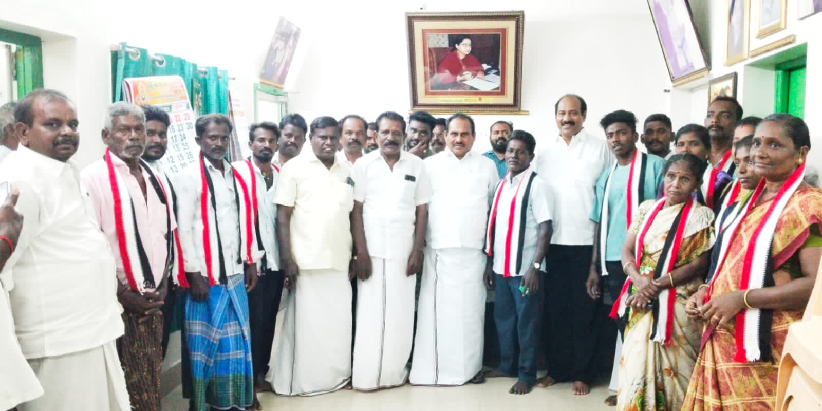 தூத்துக்குடியில் திமுகவினர், முன்னாள் அமைச்சர் எஸ்.பி. சண்முகநாதன் முன்னிலையில், அதிமுகவில் இணைந்தனர் 