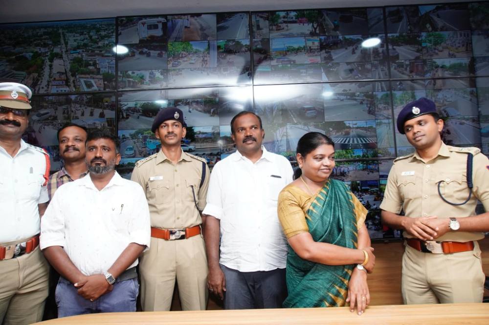 கவலையை மறந்த தூத்துக்குடி மாநகர மக்கள் .!   தூத்துக்குடி மாவட்ட காவல்துறை சார்பாக நவீன காவல் கட்டுப்பாட்டு மற்றும் கண்காணிப்பு மையம்   சிறப்பம்சங்கள் என்னென்ன.?.