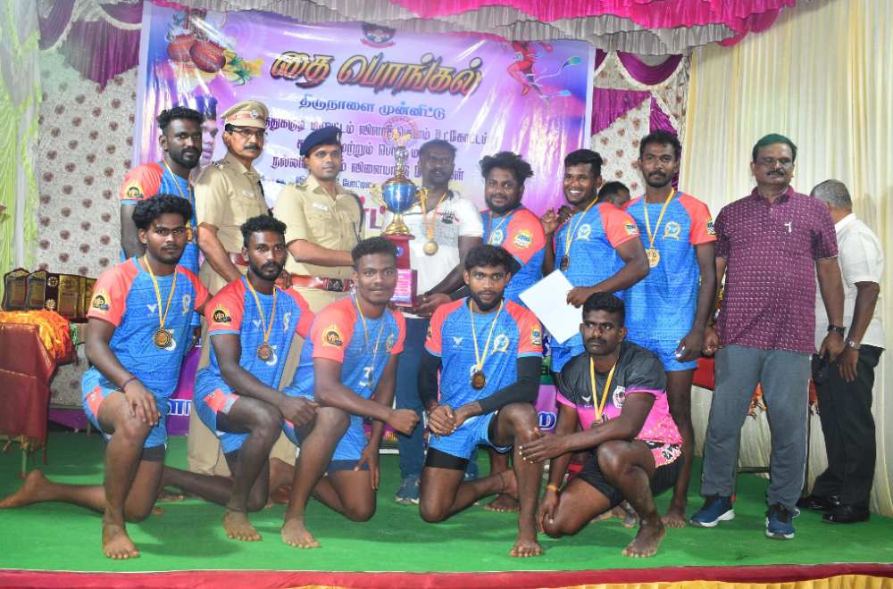 மாவட்ட காவல்துறை சார்பாக காவலர் மற்றும் பொதுமக்கள் நல்லிணக்க விளையாட்டுப் போட்டி - வெற்றி பெற்றவர்களுக்கு எஸ்பி ஆல்பர்ட் ஜான் பரிசு வழங்கினார் 