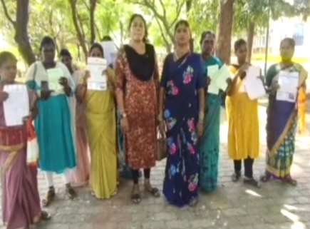 அடகு வைத்த ஒன்றரை கிலோ தங்க நகைகளை மீட்டுத் தரக்கோரி பாதிக்கப்பட்ட பொதுமக்கள் மாவட்ட எஸ்பி-யிடம் மனு
