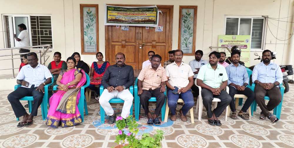 திருச்செந்தூர் வட்டாச்சியர் அலுவலகத்தில் வருவாய்த்துறையினர் காத்திருப்பு போராட்டத்தில் ஈடுபட்டனர்