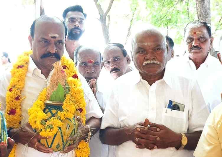 ஓட்டப்பிடாரம் அருகேயுள்ள செவல்பட்டி கிராமத்தில் ஸ்ரீ காசிஅம்மாள் கோவில் கும்பாபிஷே விழா -முன்னாள் அமைச்சர் செ.ராஜு பங்கேற்பு