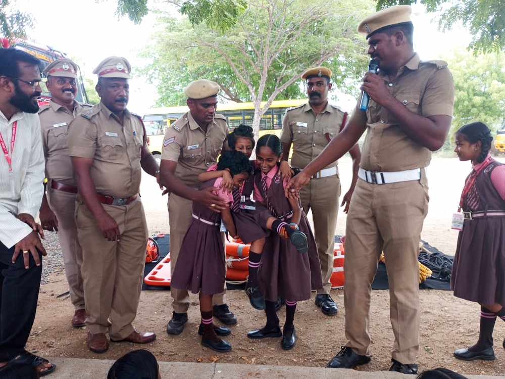 பள்ளி மாணவ, மாணவிகளுக்கு ஓட்டப்பிடாரம் தீயணைப்புத்துறை சார்பாக போலி ஒத்திகை பயிற்சி நடத்தப்பட்டது