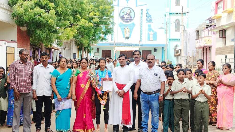 மாநில அளவிலான 17 வயதிற்குட்பட்ட ஓட்டப்பந்தயத்தில் தங்கம் வென்ற தூத்துக்குடி மாணவிக்கு உற்சாக வரவேற்பு